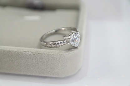 Heart-shaped ring simulation gem ring