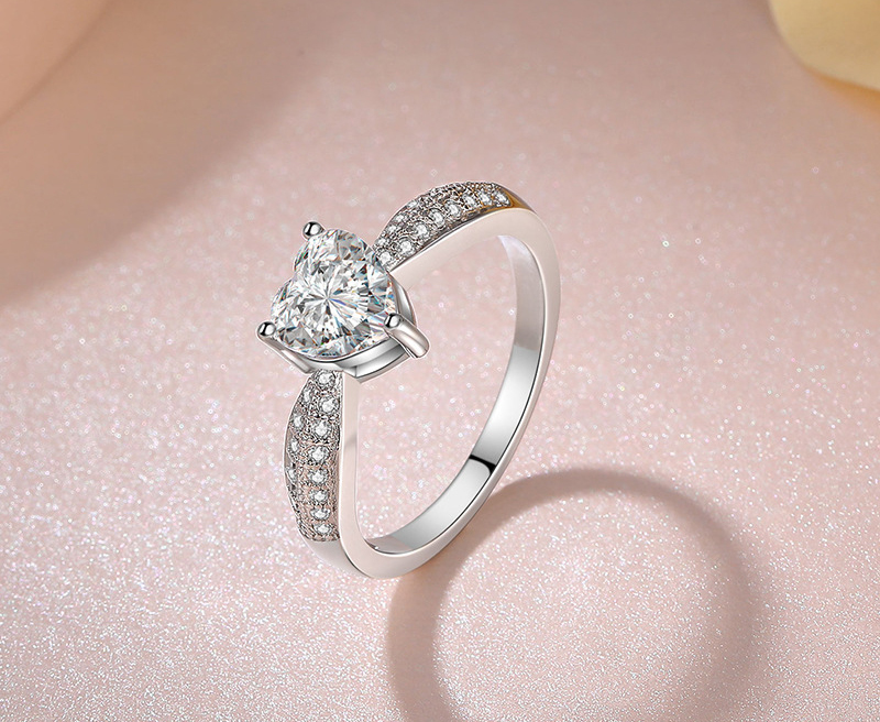 Heart-shaped ring simulation gem ring