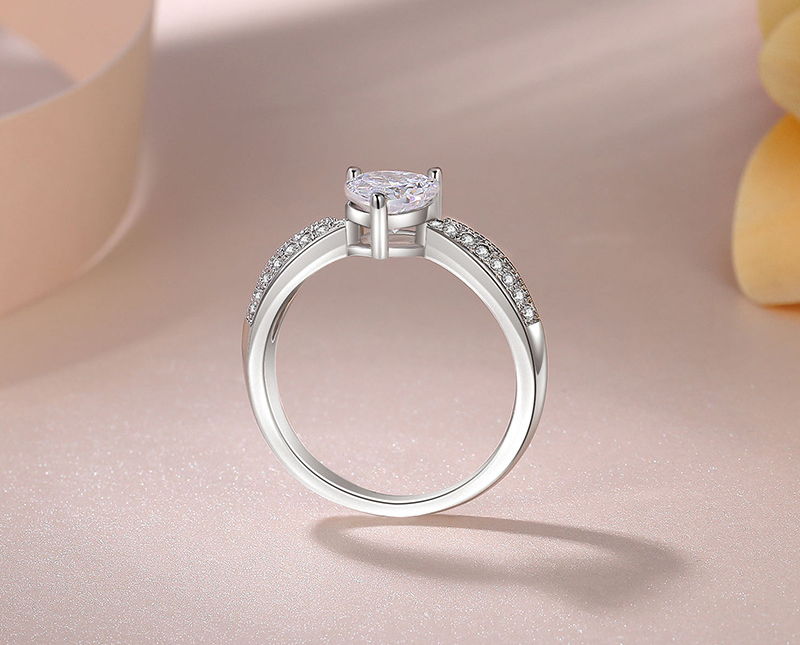 Heart-shaped ring simulation gem ring